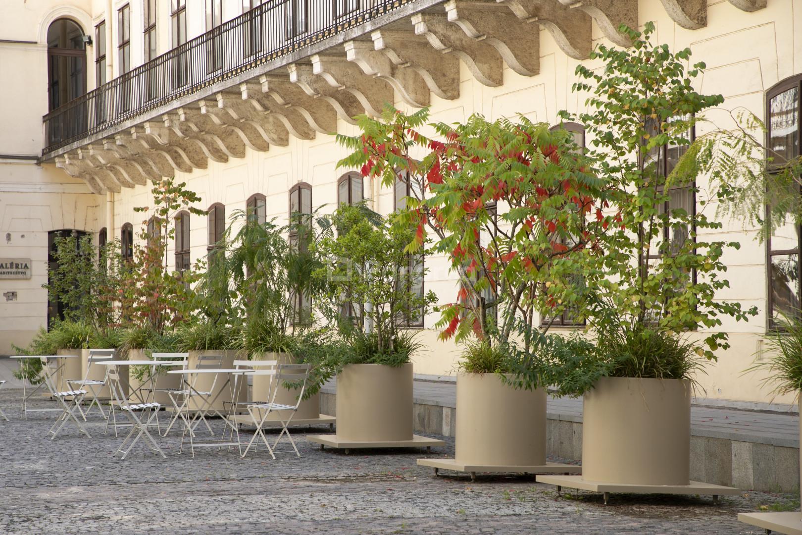 2690-POTS_GALERIA_KOSICE_06I2002